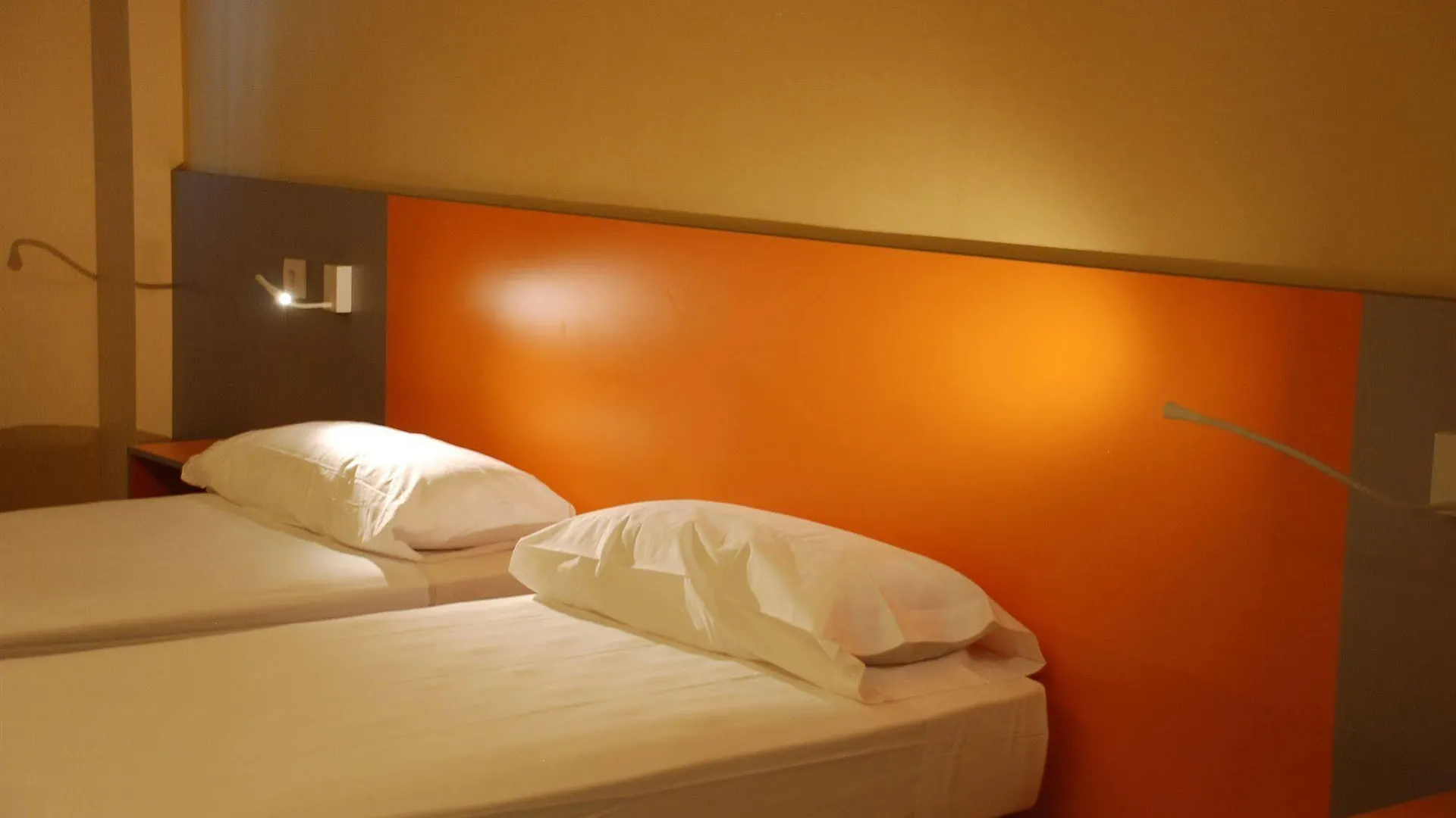 Twentytu Hostel Barcelona 0*,  Spanien